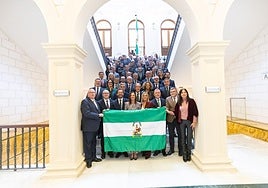 Autoridades y representantes de la sociedad granadina, reunidos entorno a la bandera verde y blanca.