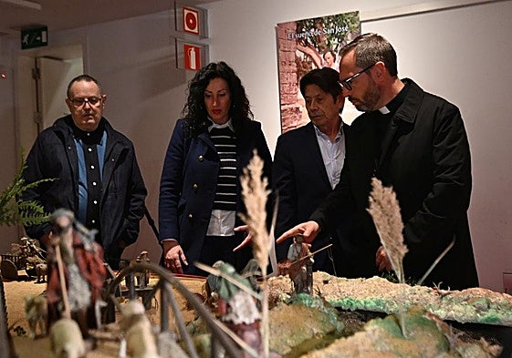 Visita inaugural del Belén ubicado en el Museo de la Guitarra.