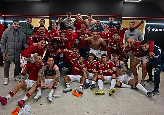 Los futbolistas del Real Murcia celebran el pase contra el Cádiz.