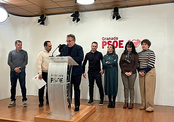El alcalde de Pinos Puente, Enrique Medina, en rueda de prensa.