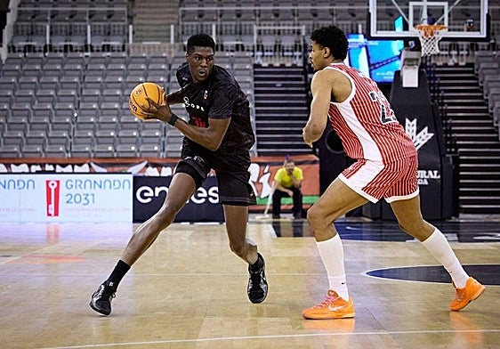 Ossi Cerdà, a la izquierda, en el partido contra el UCAM Murcia.