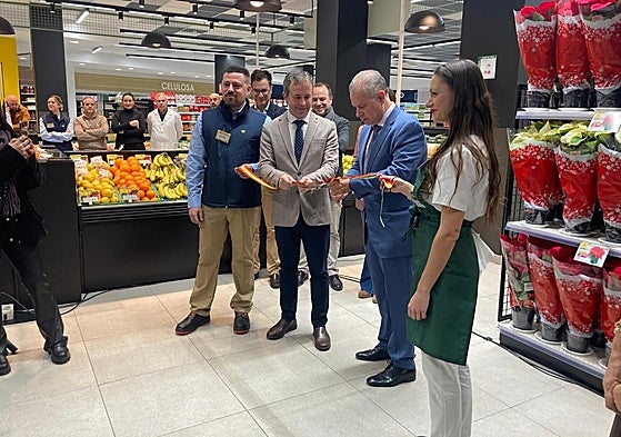 Luis Miguel Piña corta la cinta en la inauguración junto con el alcalde Julio Millán.