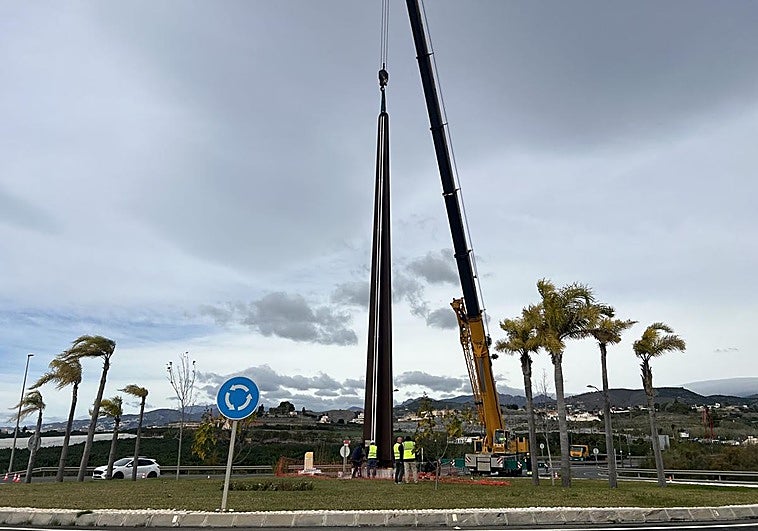 El obelisco de Motril luce en la nueva rotonda del Camino de las Ventillas tras las labores de mantenimiento