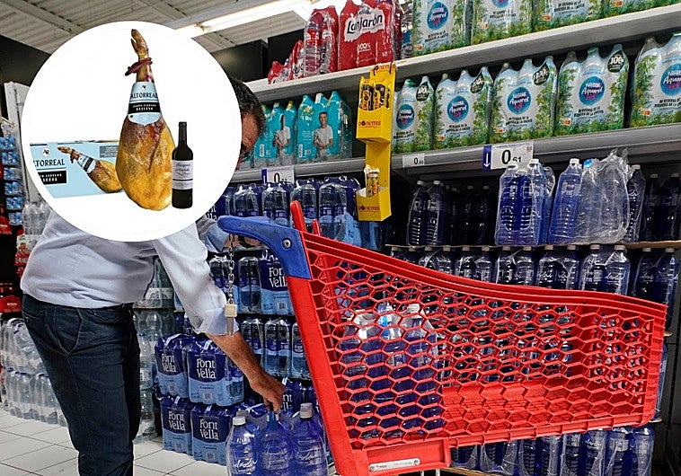 Carrefour regala una botella de vino al comprar un jamón de 10 kilos por 65 euros para esta Navidad
