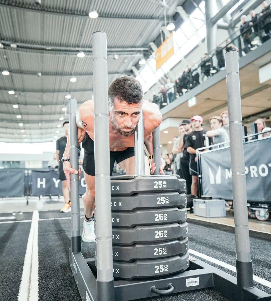 Pablo Sánchez empuja peso durante una prueba anterior en Hyrox.