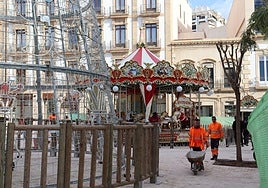 Trabajadores, en la Puerta de Purchena, donde las obras conviven con elementos navideños.