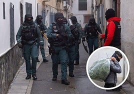 Guardia Civil después de acceder a uno de los domicilios. A la derecha, una de las bolsas con marihuana incautada.