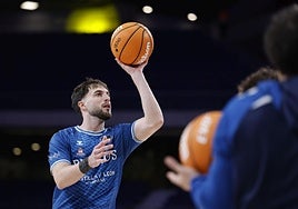 Sergi García, en un calentamiento del San Pablo Burgos.