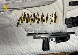 Una de las armas intervenidas en Roquetas de Mar.