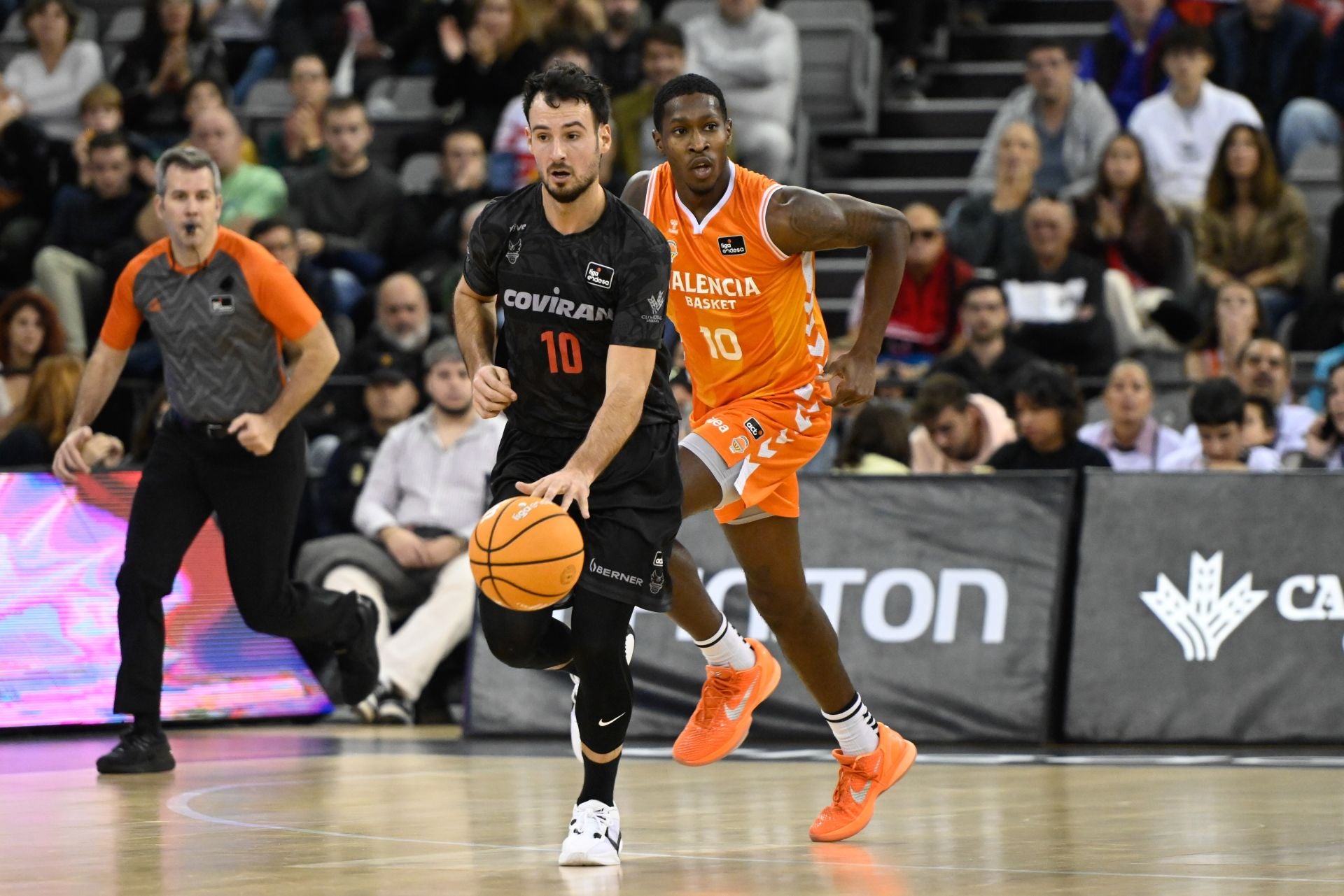 Lluís Costa inicia una contra en el partido contra el Valencia Basket.