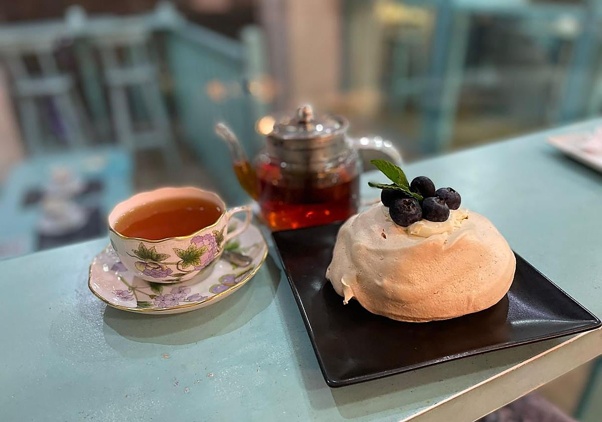 Imagen principal - La cafetería que trae a Granada los dulces soviéticos: «Es un viaje a mi infancia»