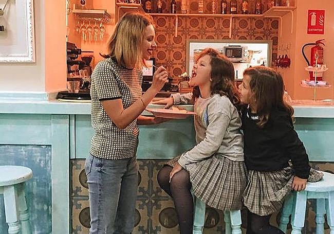 Ekaterina con sus hijas.