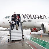 Francis Rodríguez, presidente de la Diputación, recibe a los primeros pasajeros del vuelo Santander - Granada.