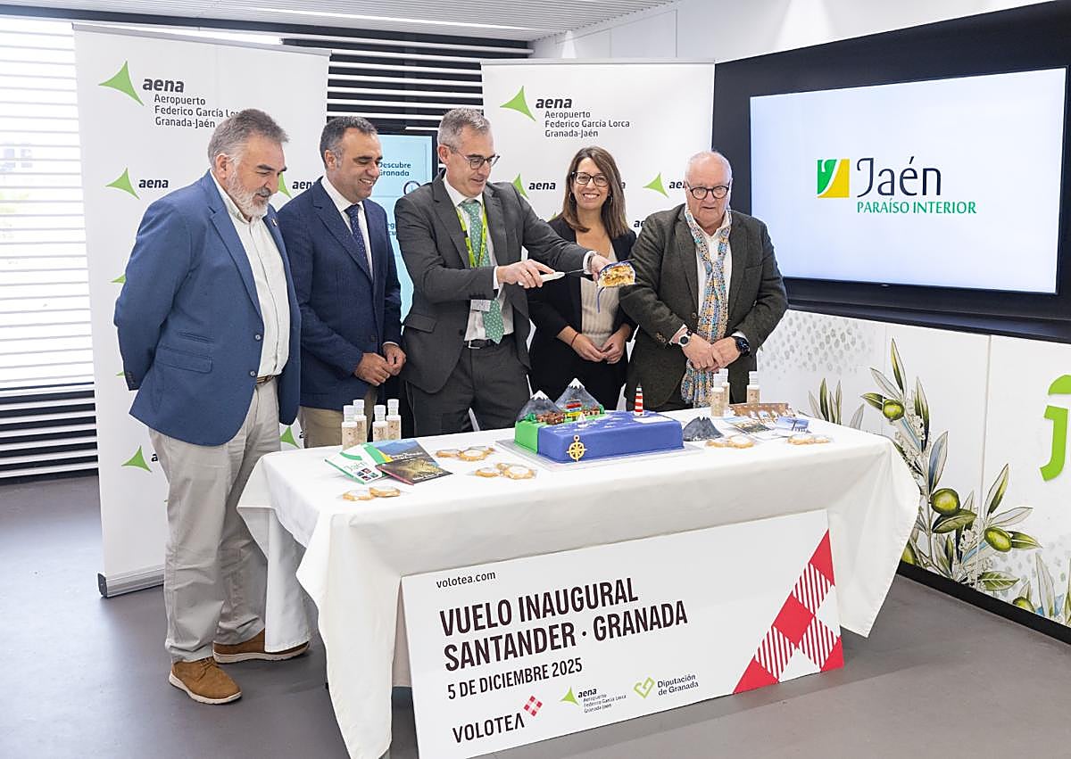 Imagen secundaria 1 - Recibimiento a los primeros pasajeros del vuelo Santander - Granada.
