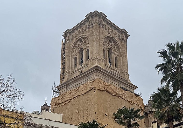 Al descubierto ya 38 de los 56 metros de la torre de la Catedral de Granada