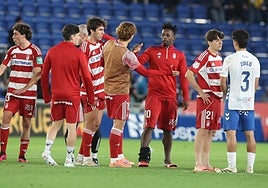Jorge Pascual felicita a Moha Bouldini tras el partido.