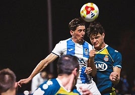 Miguel Rubio pierde un lance aéreo con un futbolista del Atlético Baleares.