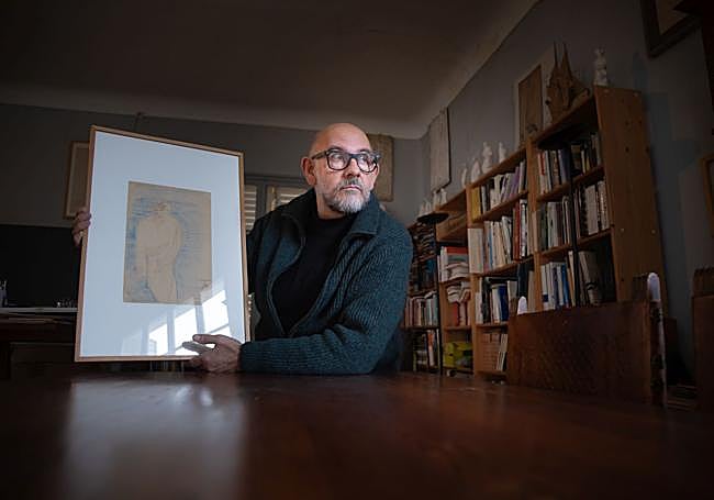 Enrique Lanz muestra uno de los dibujos de Federico.