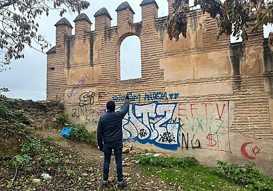 Ventana por la que acceden los jovenes al interior de la muralla en la que hacen botellón