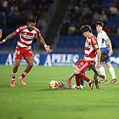 Pablo Sáenz es objeto de falta durante el partido en Tenerife.