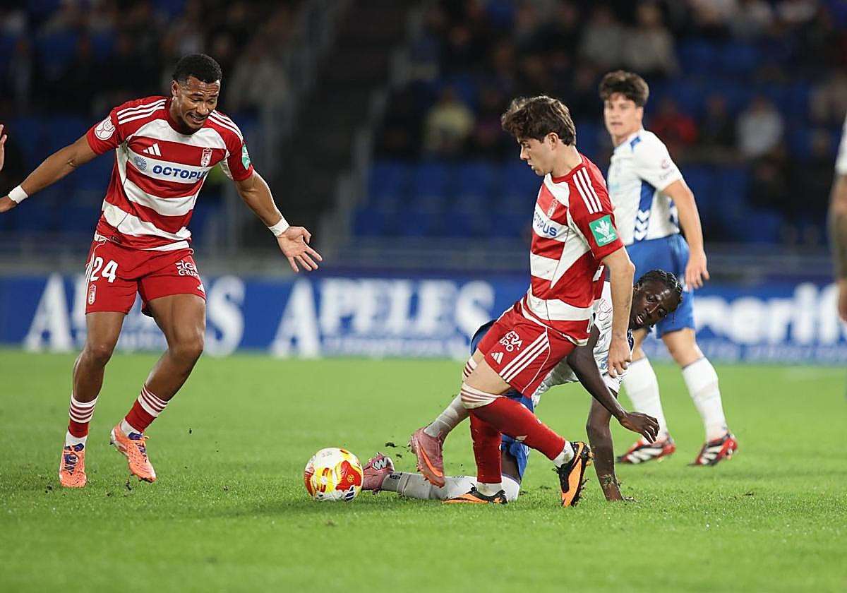 Pablo Sáenz es objeto de falta durante el partido en Tenerife.