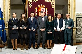 Los homenajeados, junto al subdelegado del Gobierno en Granada.