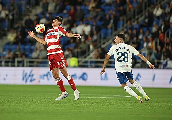 Juanjo Flores controla un balón con el pecho.