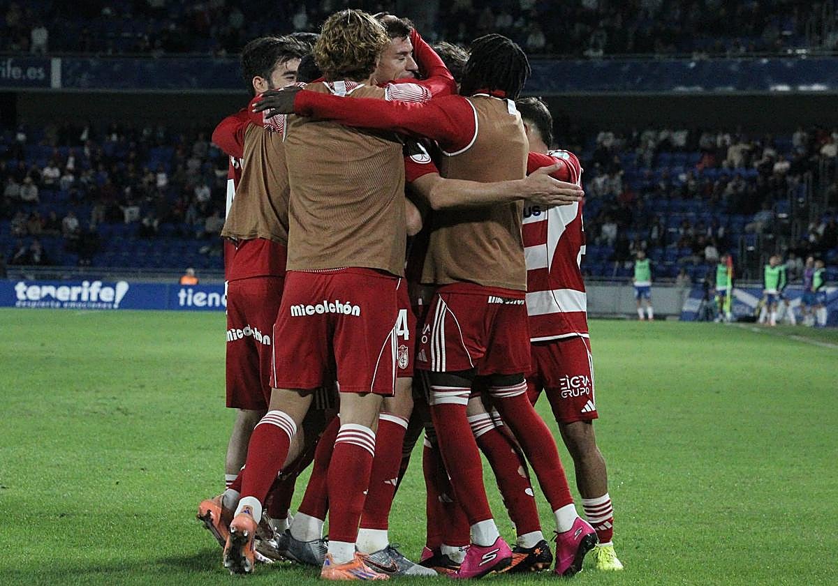 Los futbolistas del Granada celebran el gol de Rubén Alcaraz en Tenerife.