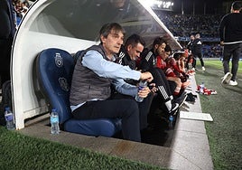 Pacheta abre una botella de agua en su banquillo antes de empezar el partido.