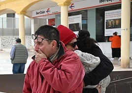 El abuelo materno de Lucas llora junto a sus familiares.