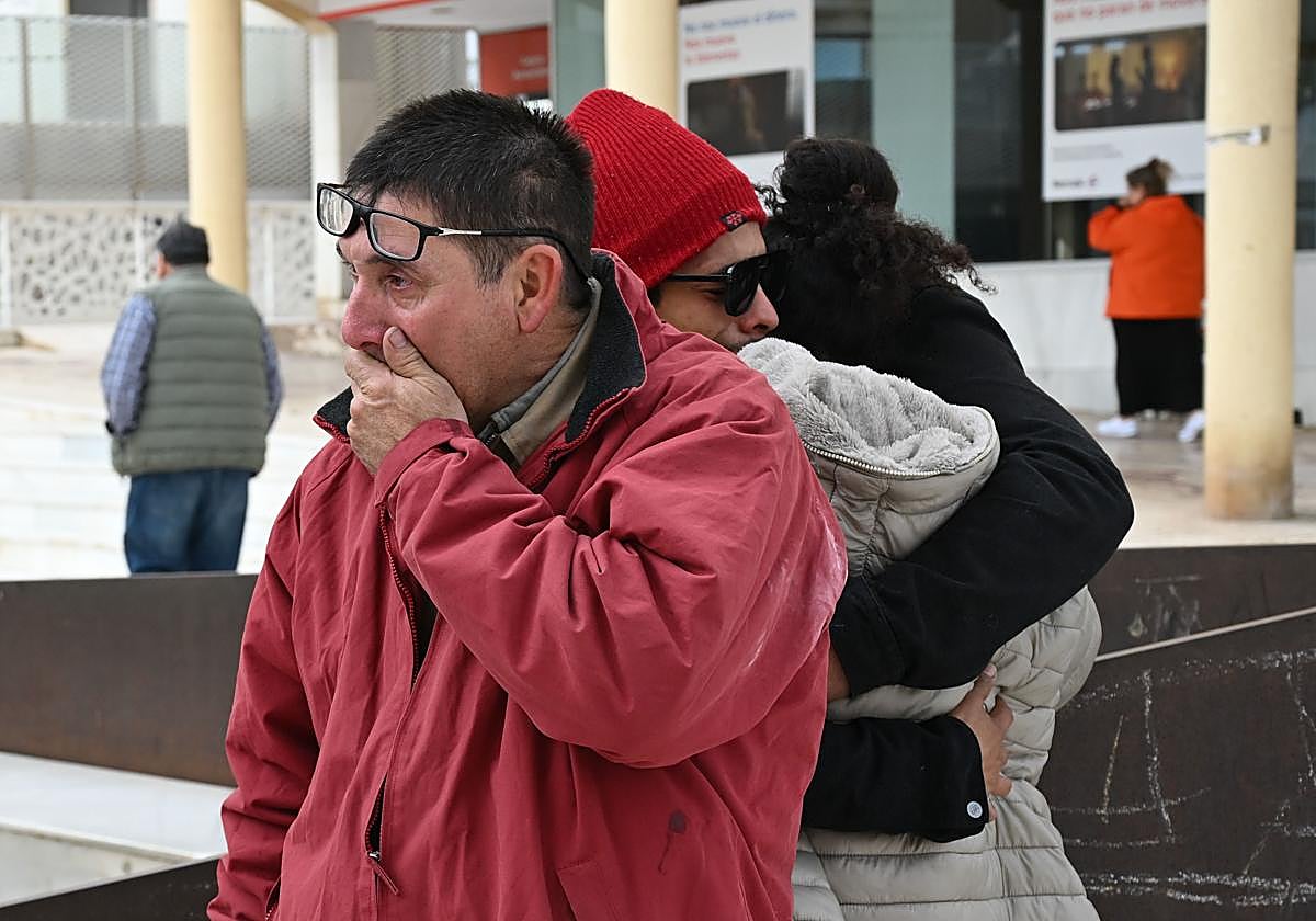 El abuelo materno de Lucas llora junto a sus familiares.
