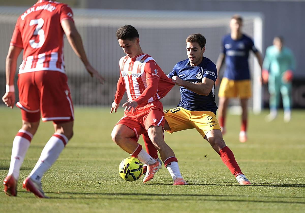 Sergio Arribas, que intenta escapar de Martín Vila, cuajó un gran partido.