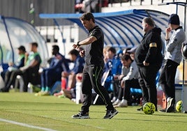 Rubi, 'valioente' en marga corta, mira el reloj durante el partido.