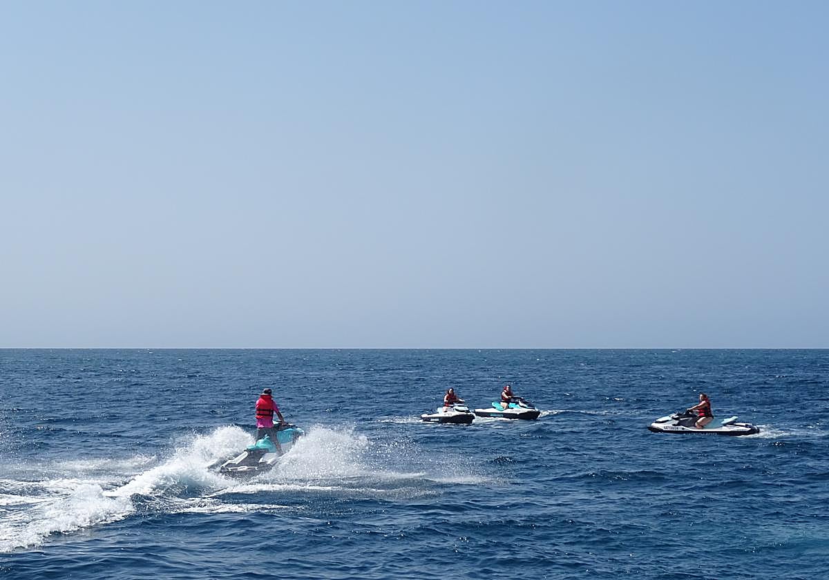 Usuarios sobre motos de agua en Almería durante el verano, de archivo.