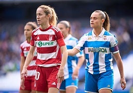 Un momento del partido del Granada Femenino contra el Deportivo en Riazor, aquí Lauri es sujetada.
