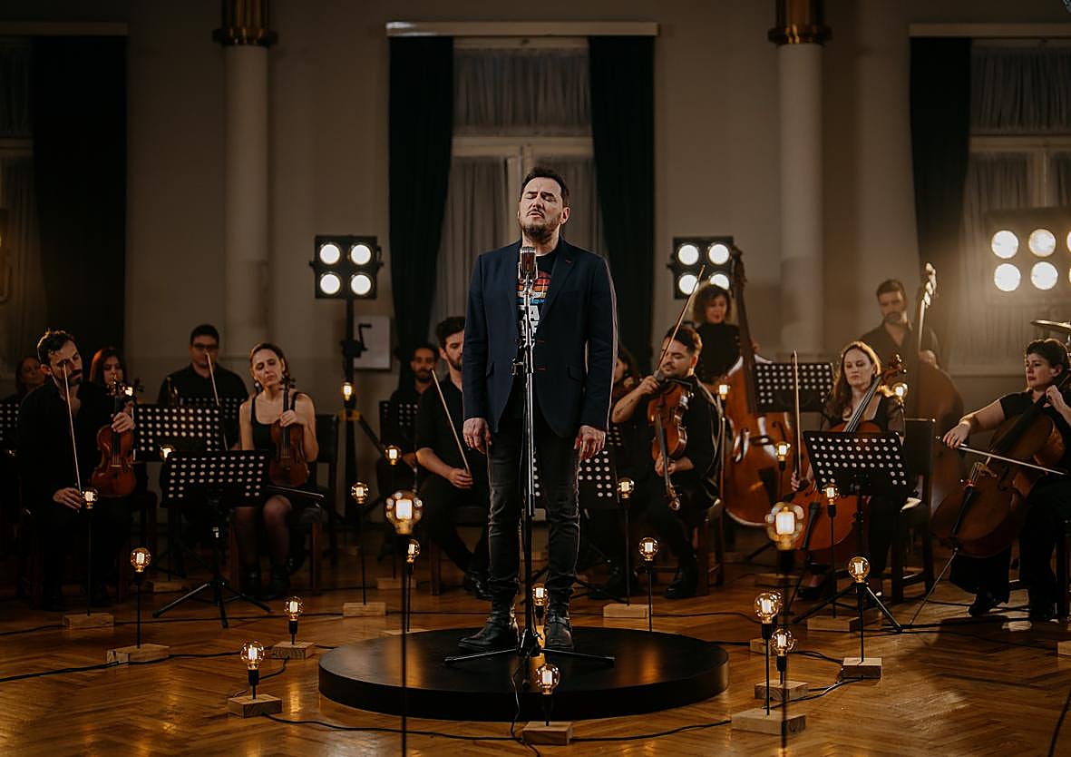 La propuesta sinfónica de Ismael Serrano llega a Granada con una orquesta de más de cuarenta músicos