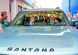 Juanma Moreno conduce un vehículo de Santana, en el que viajan el presidente de Cámara Linares, la consejera Carolina España, el CEO de la empresa y la alcaldesa de Linares.