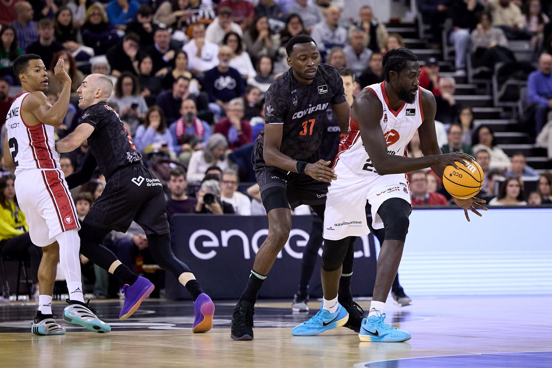 Acción en el choque entre el Covirán y el Zaragoza, aquí dos debutantes, Brimah frente a Koumadje.