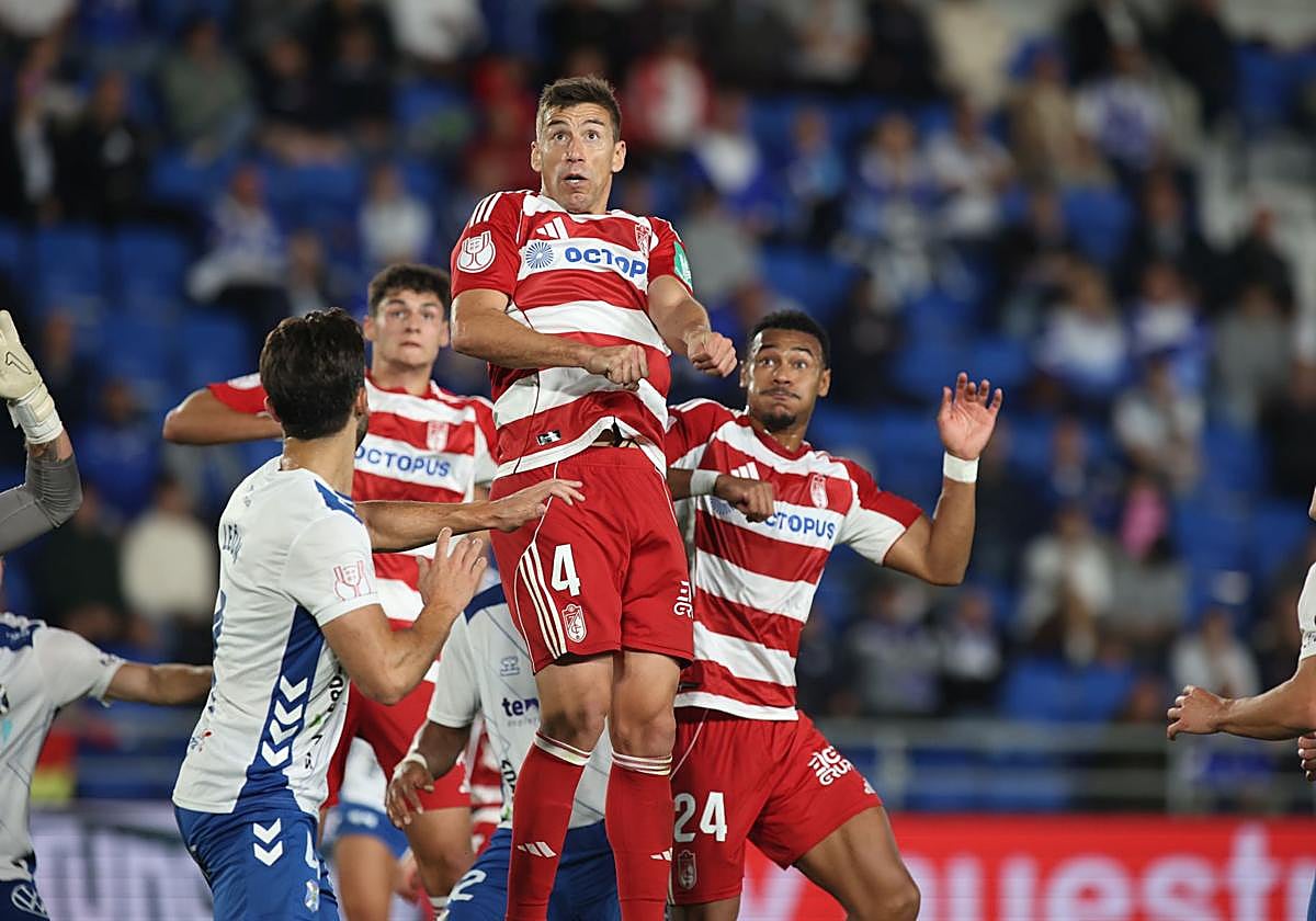 Rubén Alcaraz, justo antes de su remate de cabeza que acabó en gol.