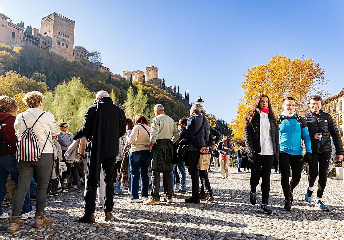 Imagen principal - Vista de la Alhambra desde el Paseo de los Tristes y diferentes momentos de la Carrera del Darro, este domingo.