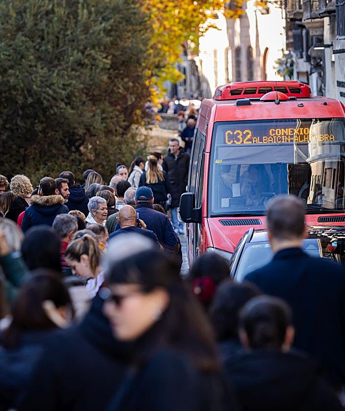 Imagen secundaria 2 - Vista de la Alhambra desde el Paseo de los Tristes y diferentes momentos de la Carrera del Darro, este domingo.