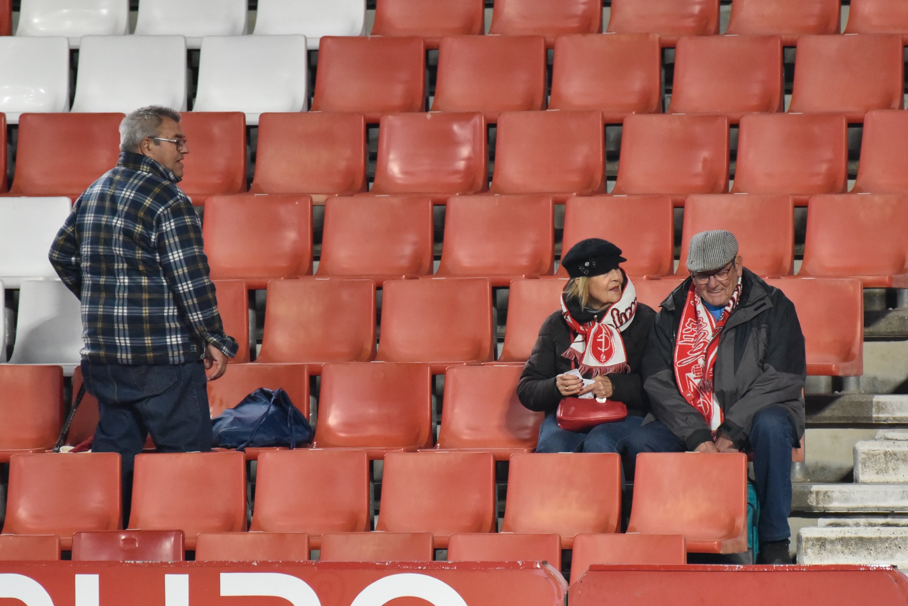 Encuéntrate en la grada del Granada-Ceuta