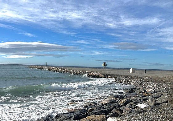 El espigón de la Punta del Santo de Motril tras los últimos temporales.