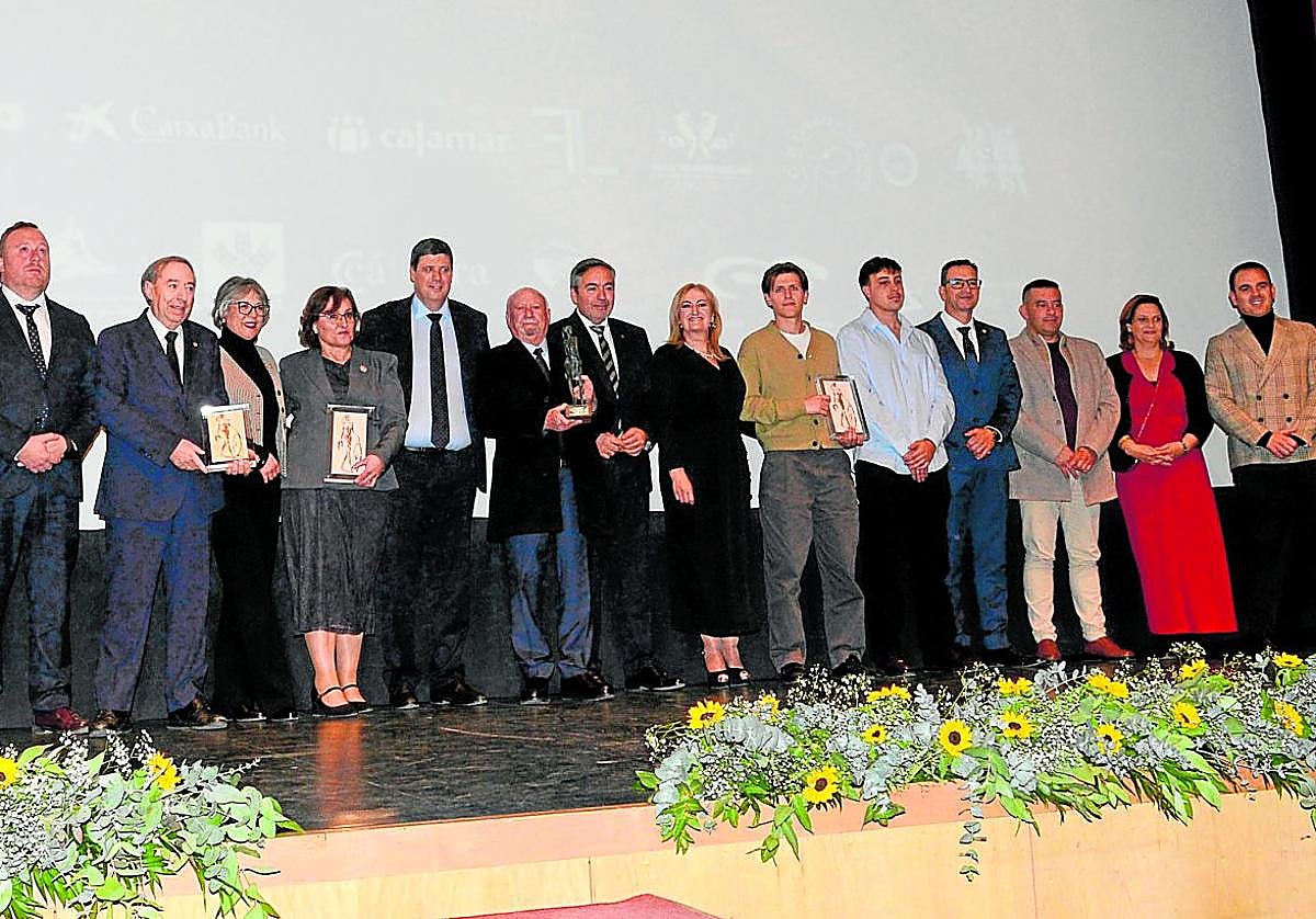 Las personas distinguidas posan con directivos de la asociación en el Teatro Mira de Amescua.