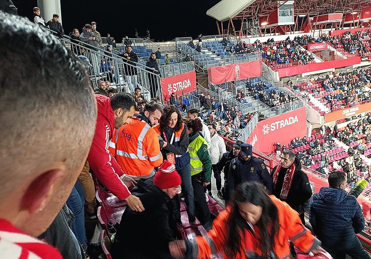 Traslado del aficionado desmayado en Los Cármenes.