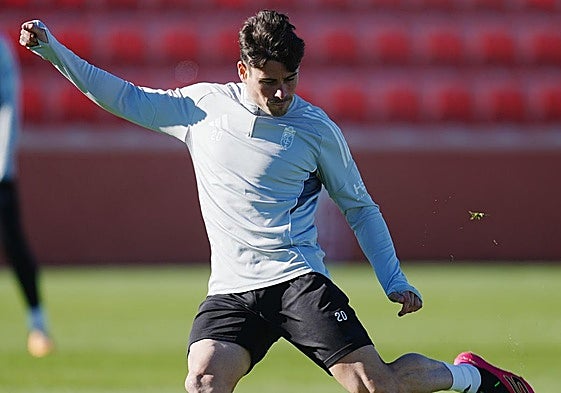 Sergio Ruiz golpea un balón durante el último entrenamiento del equipo.