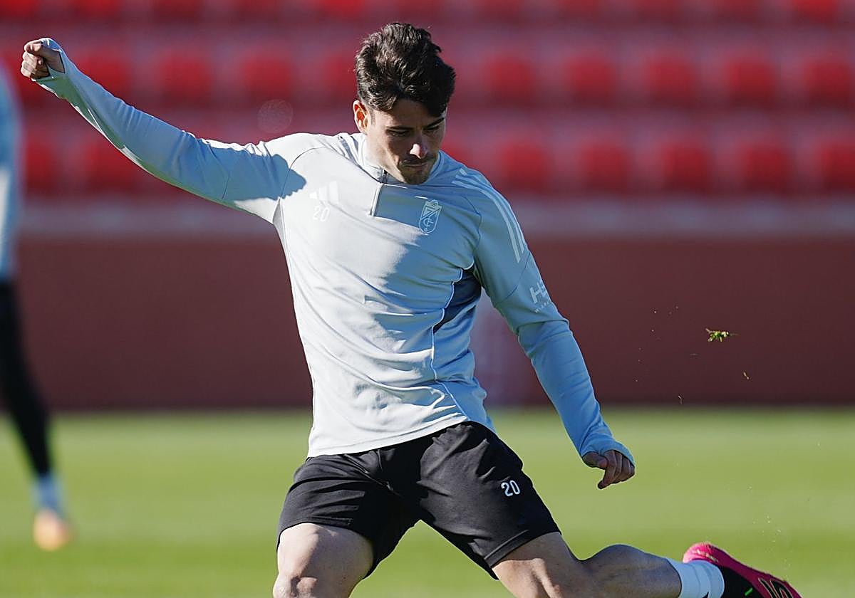 Sergio Ruiz golpea un balón durante el último entrenamiento del equipo.