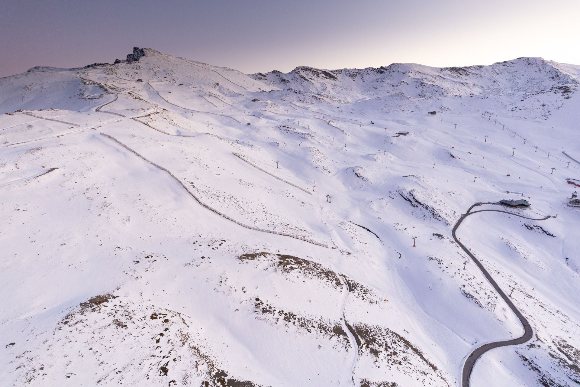 De Los Cármenes a Sierra Nevada: así se ve Granada desde el aire en helicóptero