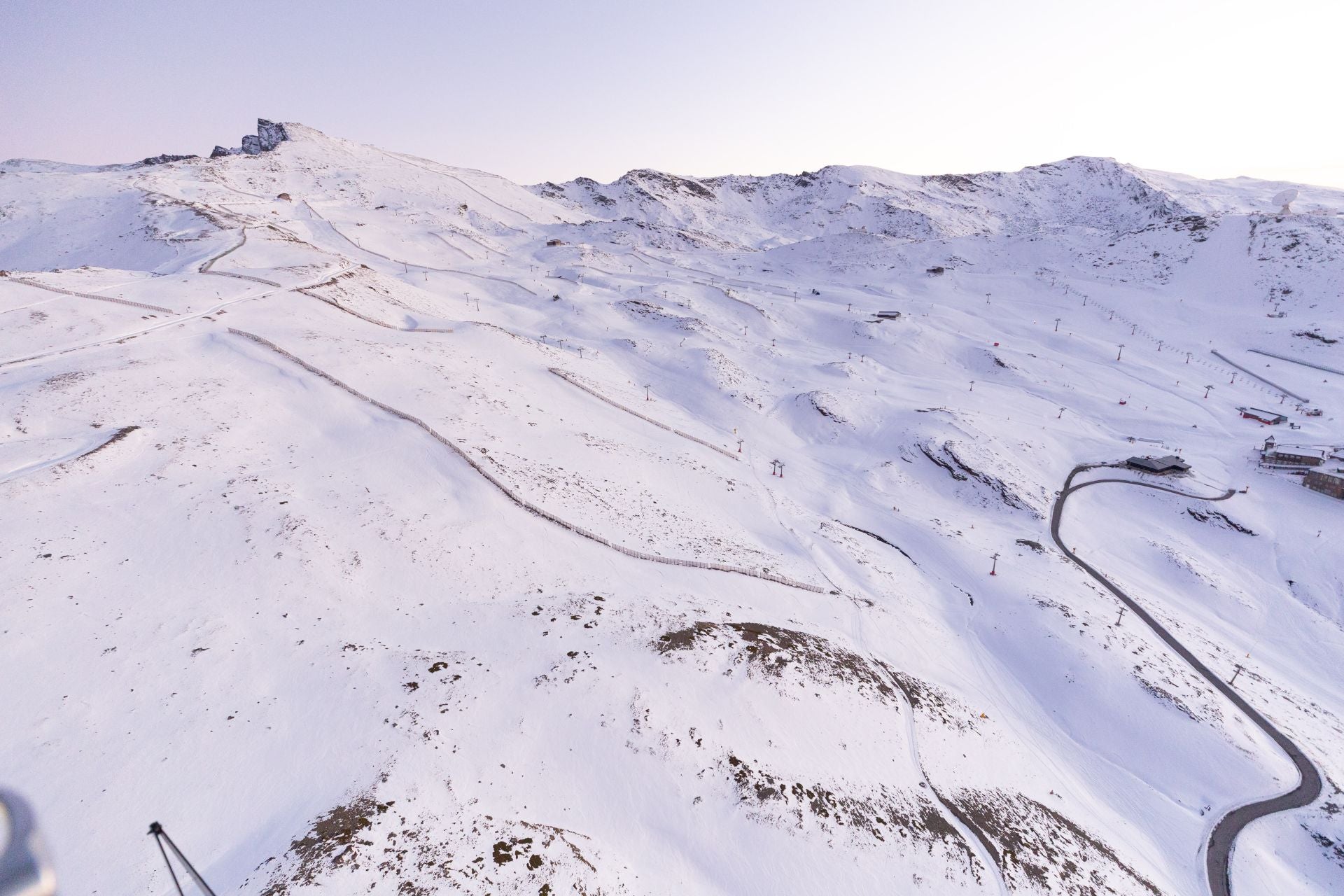 De Los Cármenes a Sierra Nevada: así se ve Granada desde el aire en helicóptero