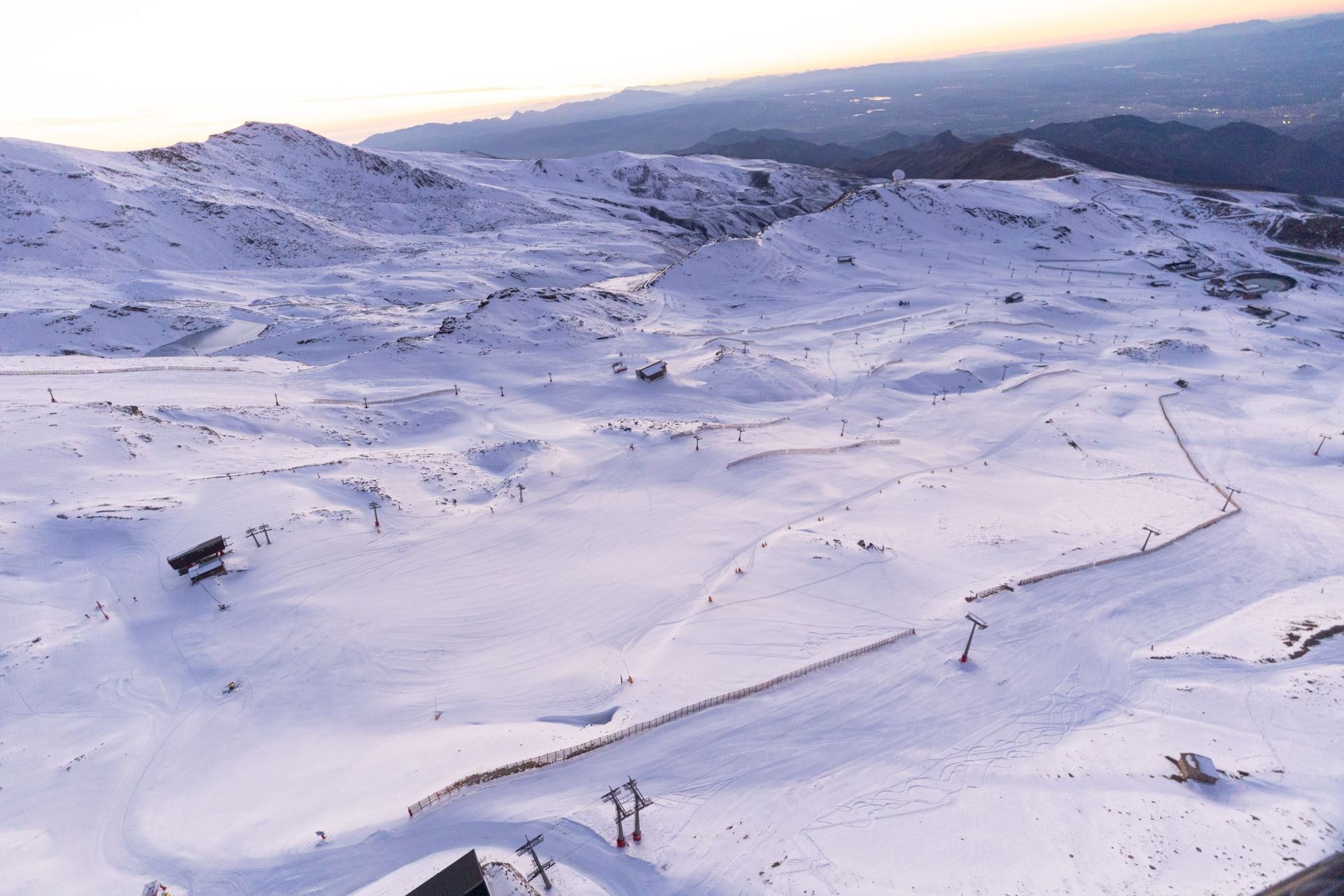 De Los Cármenes a Sierra Nevada: así se ve Granada desde el aire en helicóptero
